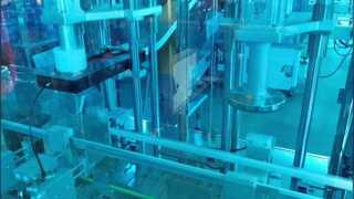 Máquina de colocação de tampas linear automática com elevador