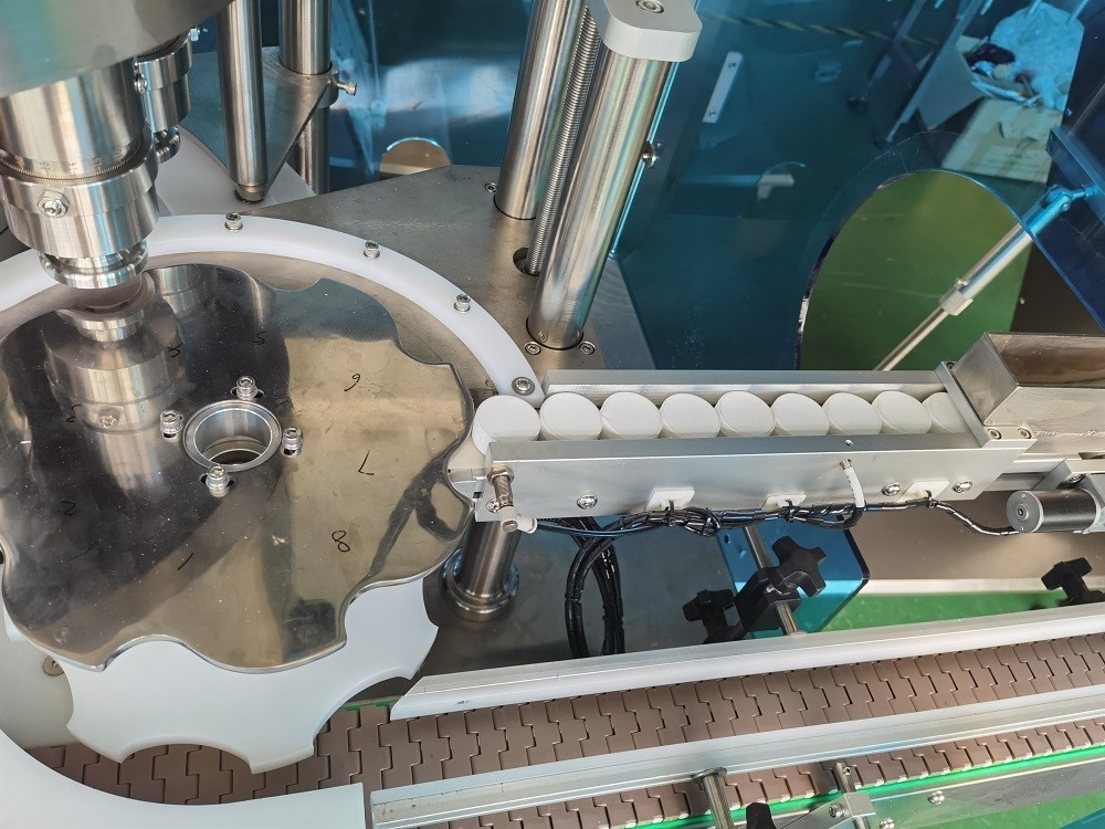 Tipo giratório tampando automático plástico alta velocidade da máquina da garrafa de óleo 8000BPH
