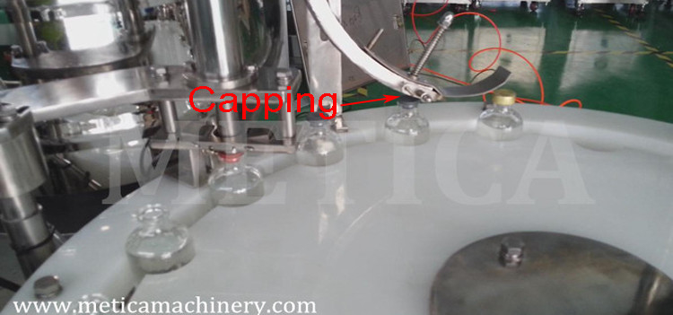 Máquina de enchimento de tampão de monobloco totalmente automática Servo motor de precisão com 99% de taxa de tampão
