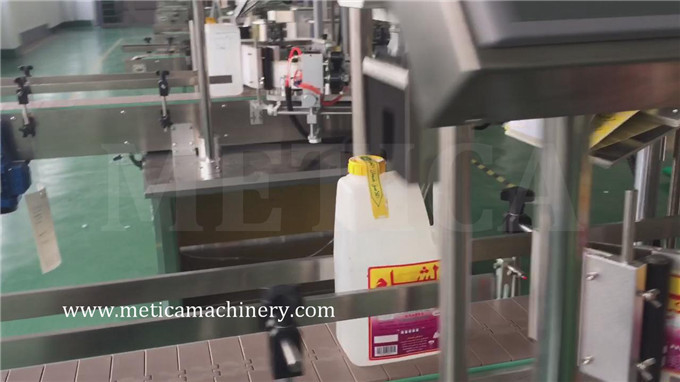 Máquina automática de rotulagem de garrafas para etiquetas adesivas com precisão e fácil manutenção