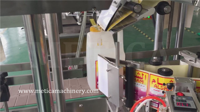 Máquina automática de rotulagem de garrafas para etiquetas adesivas com precisão e fácil manutenção