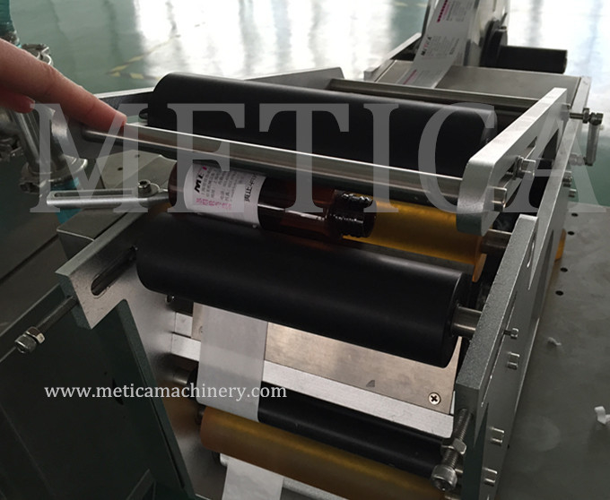 Máquina de rotulagem de garrafas semiautomática de baixo custo Papel Rótulo metálico plástico Tipo 500-1000 BPH Capacidade