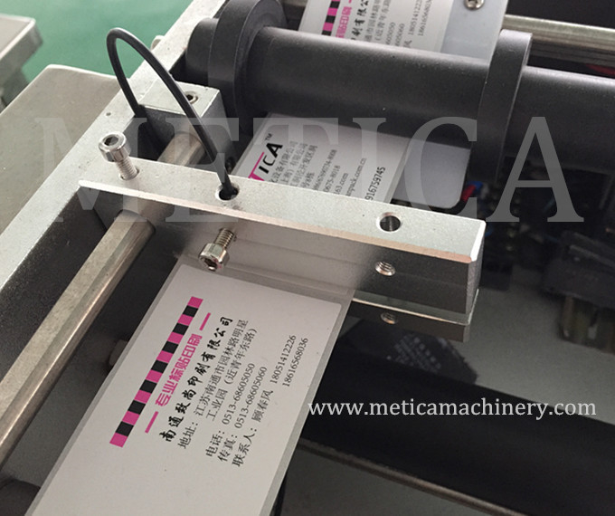 Máquina de rotulagem de garrafas semiautomática de baixo custo Papel Rótulo metálico plástico Tipo 500-1000 BPH Capacidade