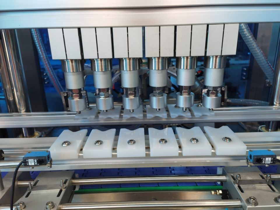 Máquina de preenchimento de garrafas de perfume a vácuo 1500-2500BPH Tipo multi-bocal